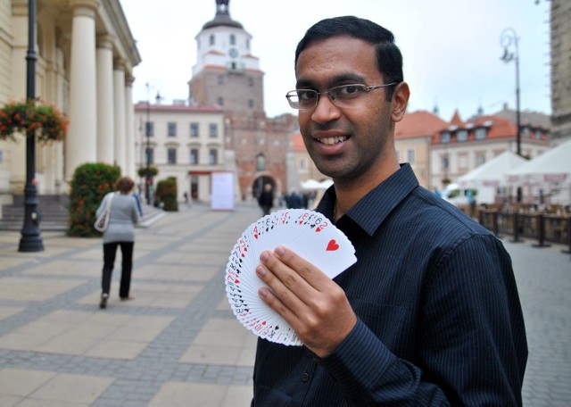 Arvind nie tylko wykonuje sztuczki przy pomocy kart, ale potrafi zadziwić zaglądając w głąb umysłu swoich widzów.