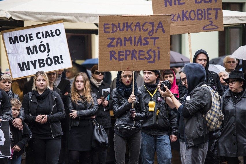 Strajk kobiet i czarny protest na Rynku Staromiejskim w Toruniu