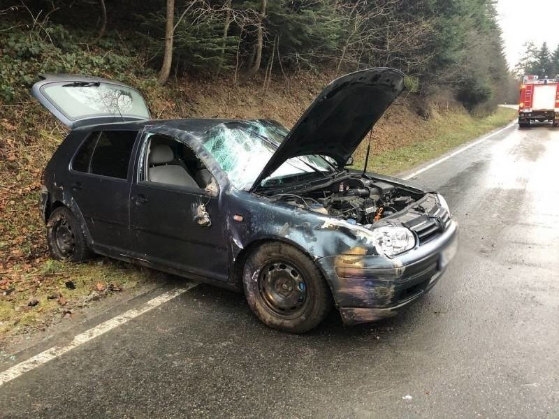 Florynka. Volkswagn golf rozbił się na drodze wojewódzkiej