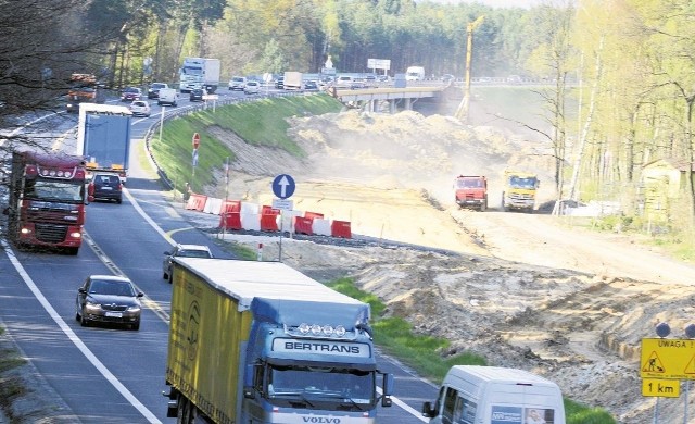 Kierowcy: S3 przypomina teraz tor przeszkódNajwiększym problemem jest to, że wielki plac budowy drugiej nitki „trójki” jest tak blisko starej nitki. To rodzi dodatkowe problemy...