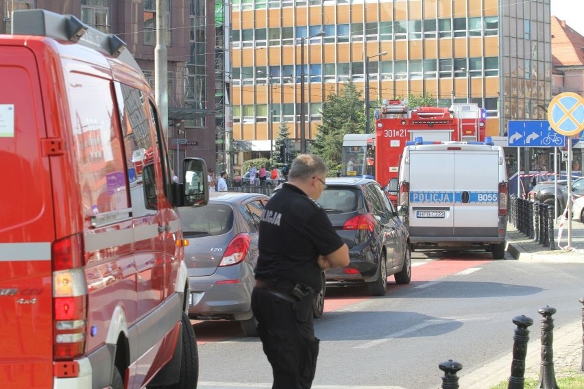 Tajemnicza teczka przy Galerii Dominikańskiej. Zamknięto ulicę Bł. Czesława