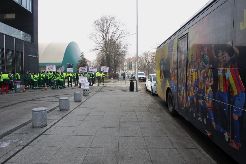 Protest przed poznańskim Urzędem Marszałkowskim