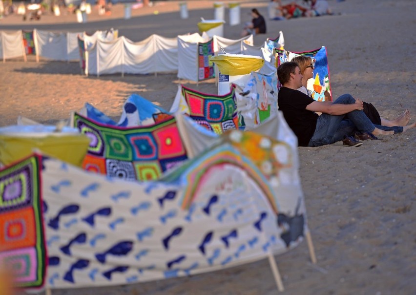 80-metrowy parawan w Brzeźnie. Mieszkańcy Nowego Portu oraz Brzeźna dziergali, haftowali i malowali parawany na plaży