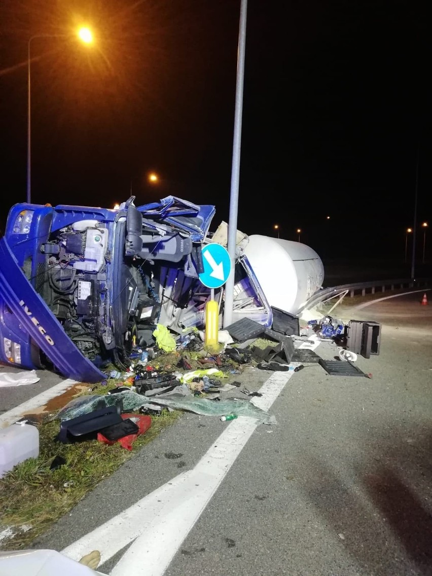 Wypadek w Jędrzejowie. Nie żyje kierowca ciężarowego iveco