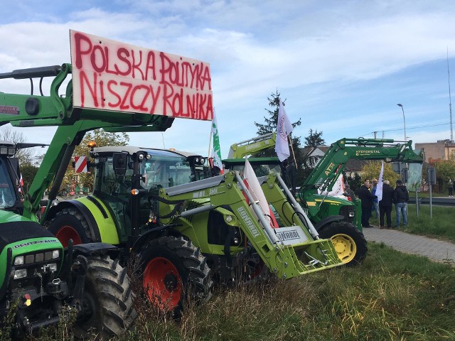 Protest rolników w Nagłowicach i drodze krajowej numer "78" przeciwko "Piątce dla zwierząt".