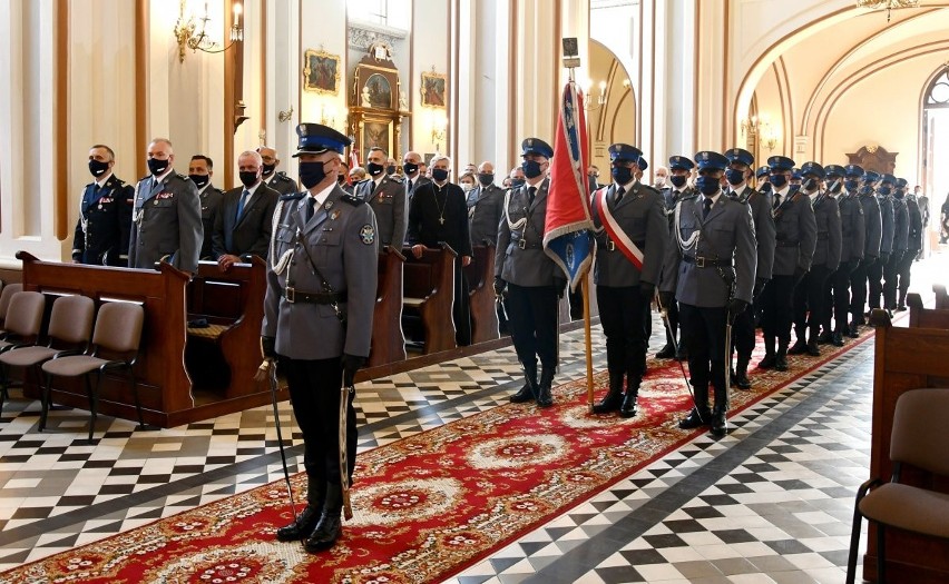 Wojewódzkie Obchody Święta Policji w Białymstoku. Awansowało 911 funkcjonariuszy. Niektórzy dostali nagrody (zdjęcia)