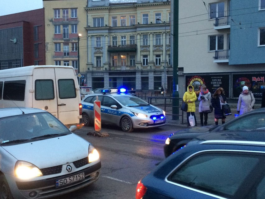 Uwaga, wypadek na ul. 3 Maja w Sosnowcu. Cetrum zablokowane [ZDJĘCIA]