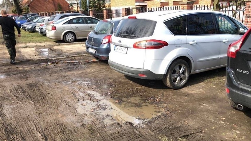 Teren zabezpieczony słupkami przed parkującymi "na dziko" i...