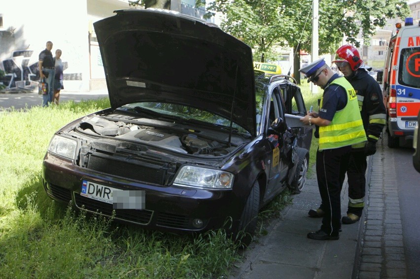 Wypadek na Piłsudskiego. Taksówką chciał zawrócić. Wjechał pod tramwaj (ZDJĘCIA)