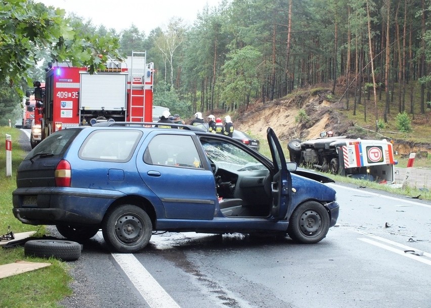 Wypadek karetki pod Bełchatowem. Cztery osoby ranne [ZDJĘCIA+FILM]