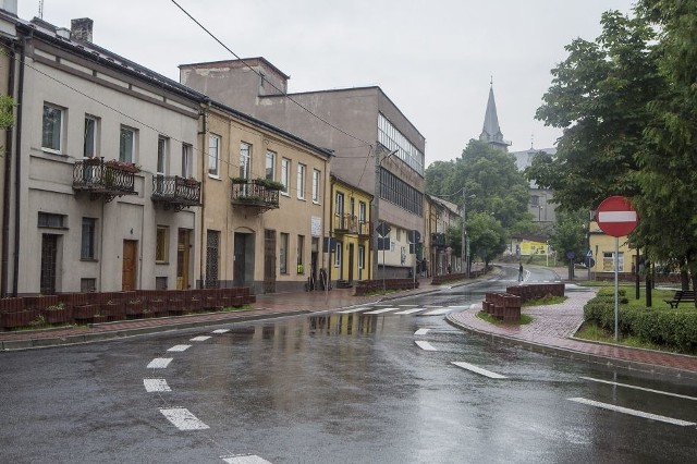 Po niemal dwóch latach utrudnień kierowcy zyskali wreszcie dobry wyjazd z Działoszyc w stronę Skalbmierza. Powstały również nowoczesne chodniki dla pieszych.