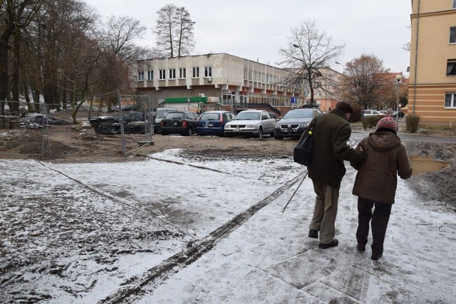 Co dzieje się w parku Tysiąclecia w Zielonej Górze? Niektóre fragmenty są ogrodzone, na trawnikach widać ślady po ciężkim sprzęcie