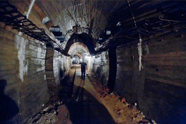 Tak wyglądają podziemia wałbrzyskiego Zamku Książ. Na początku września zwiedzali je zagraniczni dziennikarze, zainteresowani "złotym pociągiem". Teraz podobne tunele odkryto w pobliskim Walimiu. Czy prowadzą do podziemnego miasta?