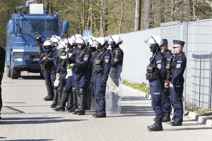 Policja walczyła z kibicami na dworcu Kaliskim. Ćwiczenia łódzkiej policji i funkcjonariuszy SOK