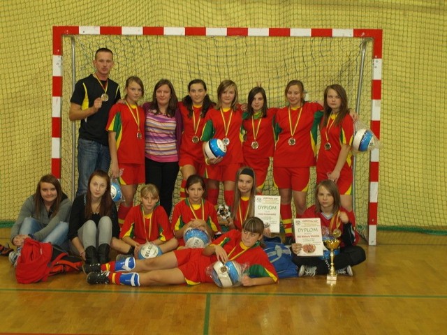Kolejne laury, tym razem na turnieju w Ząbkach, zdobyła drużyna piłkarek z Gielniowa.