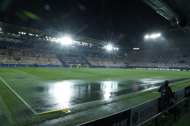 Tak widok to rzadkość w Hiszpanii. Przez potężną ulewę mecz Villarreal - Maccabi Tel Awiw nie rozpoczął się o wyznaczonej godzinie. Zaplanowane na 21:00 spotkanie w Lidze Europy zostało opóźnione, ponieważ płyta stadionu Estadio de la Cerámica została kompletnie zalana. Obiekt przypominał nasz "Basen Narodowy" sprzed meczu Polska - Anglia w październiku 2012 roku. Według hiszpańskiego klubu w niecałe pół godziny spadło 60 litrów wody na jeden metr kwadratowy. Służby porządkowe niezłocznie przystąpiły do usunięcia kałuż i bajorek. W kilkadziesiąt minut murawę udało się przywrócić do względnie przyzwoitego stanu, co oddają kolejne zdjęcia. Wciąż nie ma jednak decyzji w sprawie godziny rozpoczęcia zawodów. 