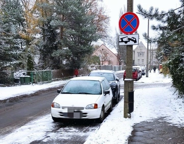 Najnowsze wyczyny mistrzów parkowania we Wrocławiu. Stoją, gdzie popadanie - na trawniku, chodniku i pod zakazem. Zobacz >>>