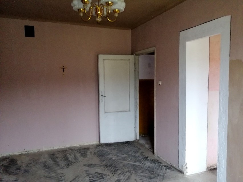 Pierwsi uczestnicy programu „Mieszkanie za remont” w Trzebini odebrali klucze od mieszkania