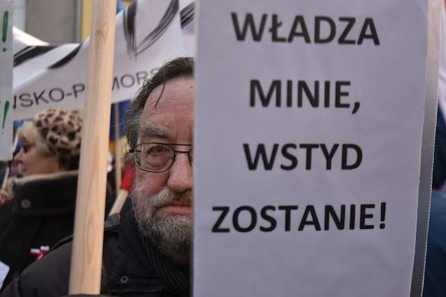 Po raz kolejny zwolennicy Komitetu Obrony Demokracji manifestowali w samo południe pod pomnikiem Kopernika. Wśród manifestujących była równieżHenryka Krzywonos-Strycharska.