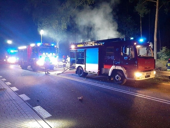 MIĘDZYRZECZ Samochód wypadł z drogi i stanął w płomieniach. Na miejscu zdarzenia natychmaist pojawili się strażacy, którzy ugasili  auto