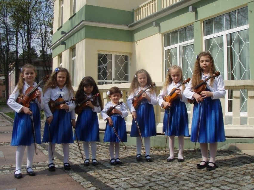 Zespół „Małe Skrzypeczki” (od lewej): Magdalena Zapała,...