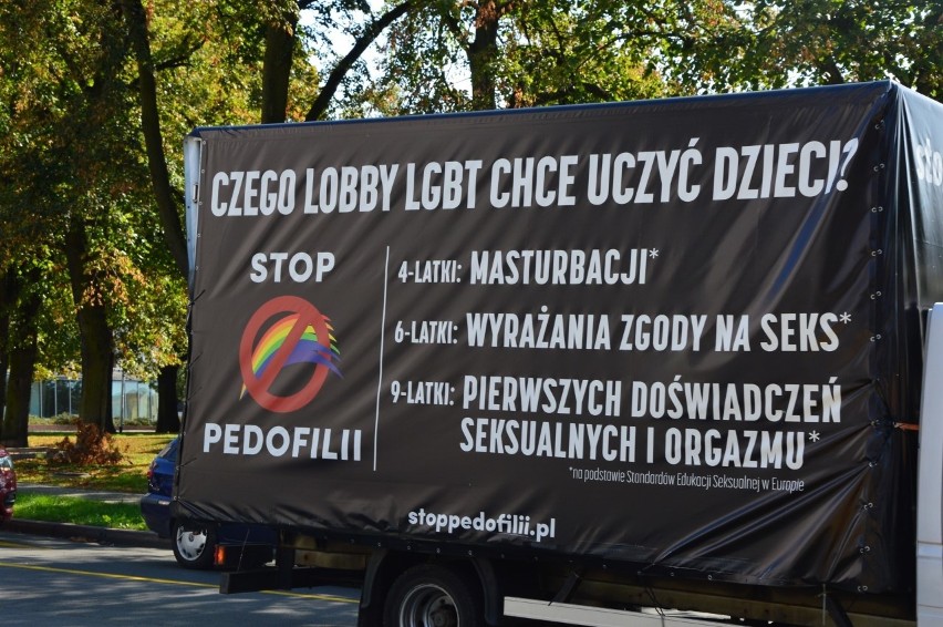 "Stop pedofilii", przekreślona tęcza i "Czego lobby LGBT chce uczyć dzieci?". Auto z takimi treściami jeździ po Szczecinie. Za nim policja