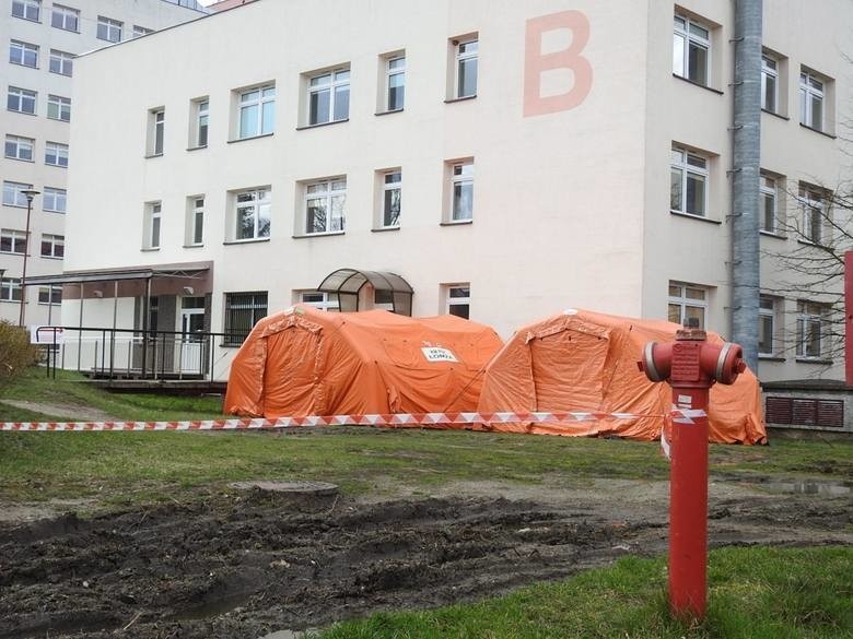 Łomża protestuje, bo szpital wojewódzki został przekształcony w zakaźny. Ludzie boją się, że pomoc nie przyjdzie na czas - UWAGA! TVN