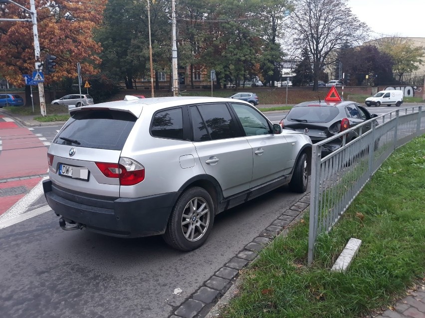 Wypadek na placu Staszica. Zderzenie dwóch aut i utrudniony przejazd (ZDJĘCIA)