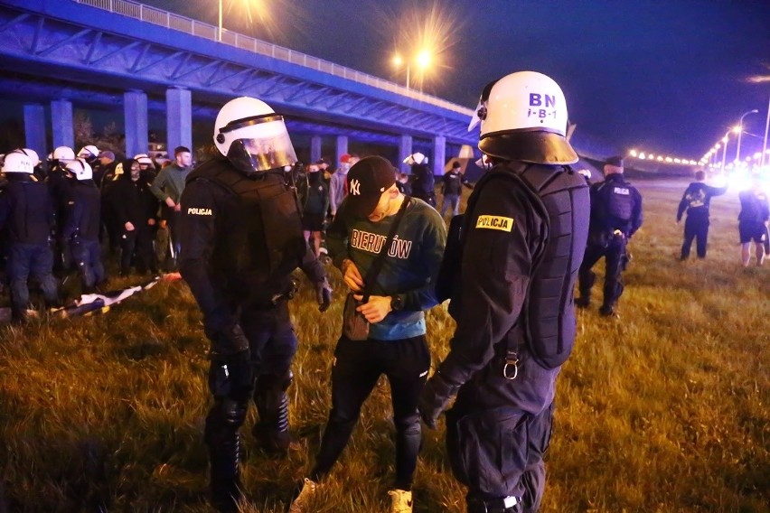 Policja wzywa kibiców do rozejścia się i zaczyna ich...