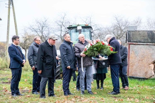 Prezes IPN odwiedził miejscowość Leńce. Złożył kwiaty w wyjątkowym miejscu pamięci, gdzie z rąk Niemców zginęło dziecko