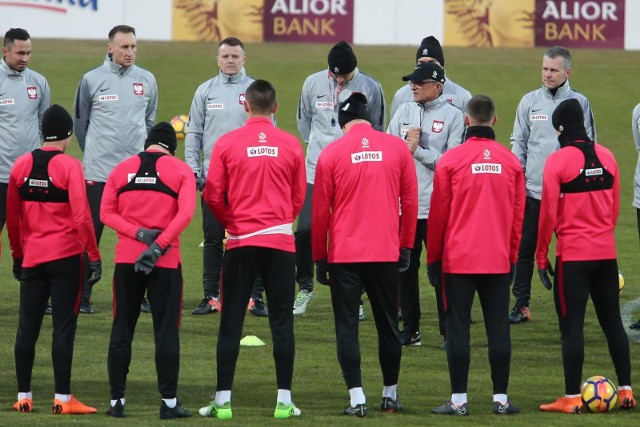 Adam Nawałka ogłosił szeroką kadrę na mistrzostwa świata w Rosji. Wśród 35 piłkarzy są także krakowianie, w tym jeden piłkarz, który aktualnie reprezentuje klub spod Wawelu. Oto cała grupa, z której po selekcji zostanie wyłonionych najpierw 28, a następnie - po zgrupowaniu w Arłamowie - 23 zawodników. Będą nas reprezentować w turnieju, który rozpocznie się 14 czerwca, a zakończy 15 lipca w Moskwie.