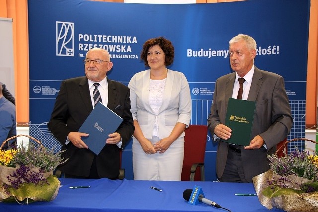 Od prawej profesor Tadeusz Markowski, wiceprezes SanBanku Magdalena Więckowicz i prezes Stanisław Kłapeć
