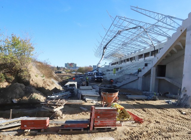 Stadion dla Radomiaka Radom w budowie. Tak wyglądał postęp prac na początku listopada. Zobaczcie zdjęcia na kolejnych slajdach.