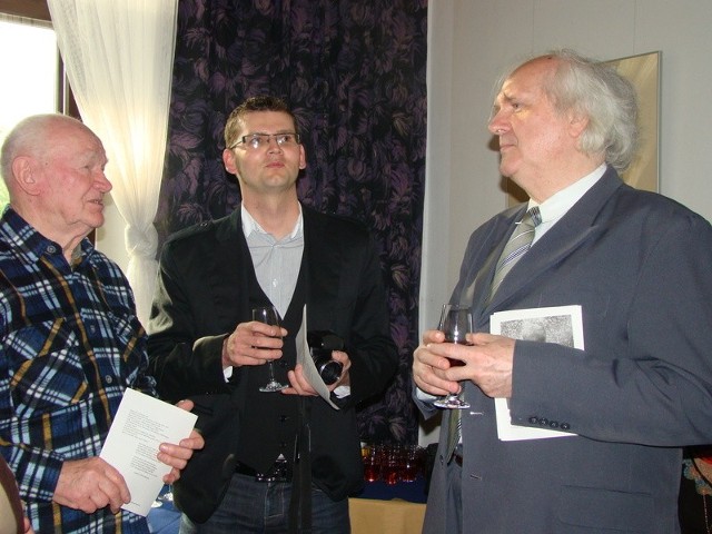 Mieczysław Piasek (w środku) wymieniał poglądy z radomskimi fotografikami: z lewej Edward Kruk, z prawej Stanisław Gąsior.