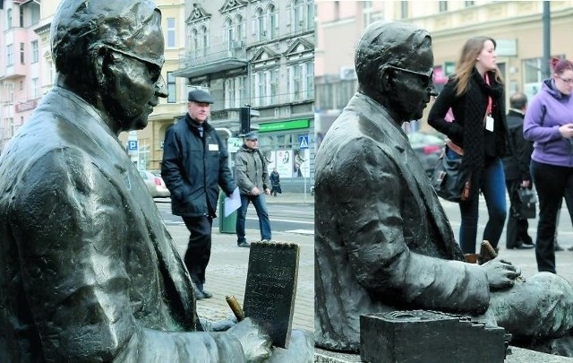 Marian Rejewski to polski matematyk i kryptolog, który w 1932 roku złamał szyfr Enigmy, najważniejszej maszyny szyfrującej używanej przez hitlerowskie Niemcy.