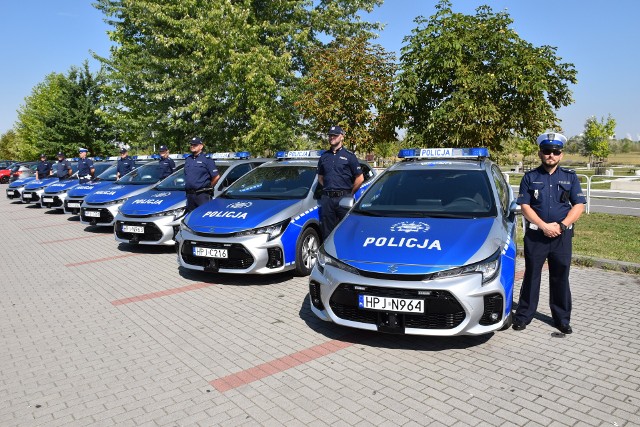 3 sierpnia, na parkingu przy parku 800-lecia w Opolu odbyło się uroczyste przekazanie ośmiu nowoczesnych i ekologicznych radiowozów opolskim policjantom