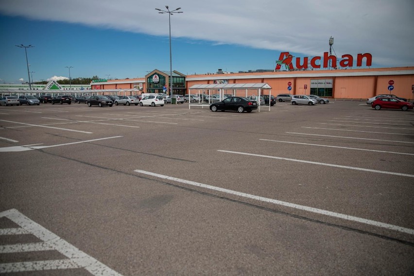 Dłużej niż zwykle działają także markety sieci Auchan - do...