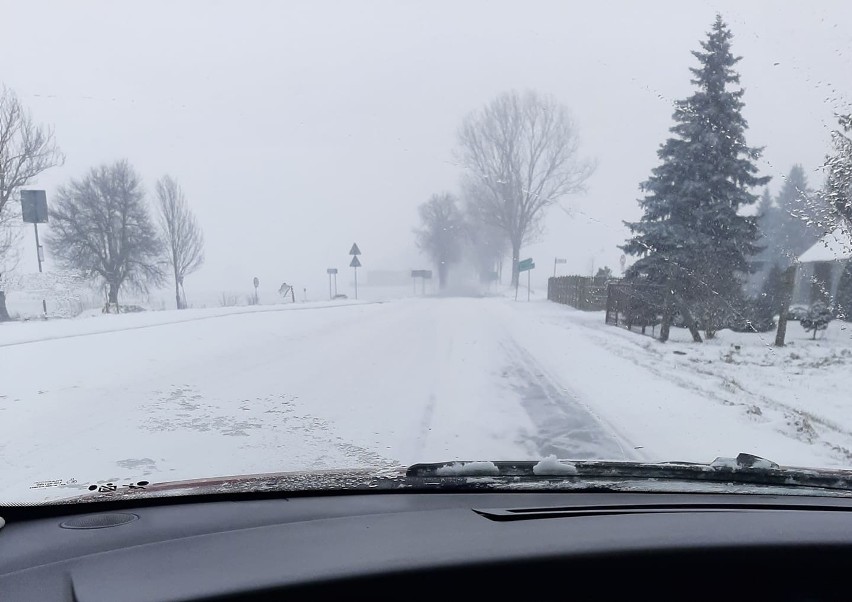 Od rana w całym województwie są fatalne warunki na drogach....