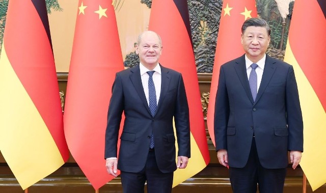 Prezydent Chin Xi Jinping spotykał się w Wielkiej Sali Ludowej w Pekinie z kanclerzem Niemiec Olafem Scholzem podczas jego oficjalnej wizyty w Chinach 04.11.2022