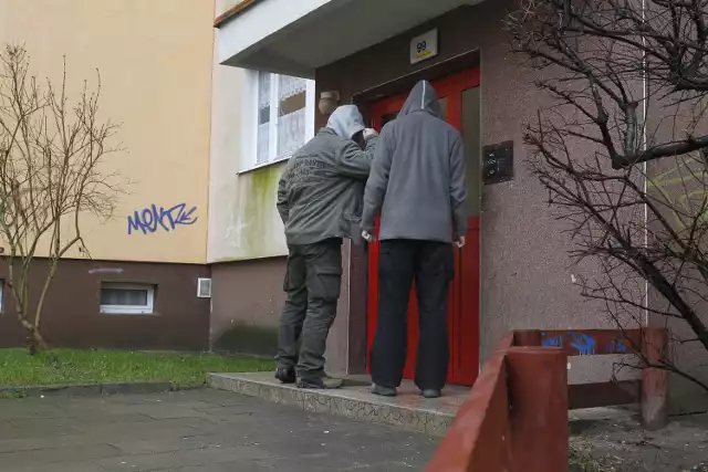 Według naszego Czytelnika goście odwiedzający blok przy ul. Zawadzkiego zrobili sobie miejsce spotkań towarzyskich, ze szkodą dla mieszkańców bloku.