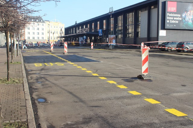 Przy pl. Dworcowym w Zabrzu powstaje tymczasowy dworzec autobusowy. Zobacz zdjęcia >>>