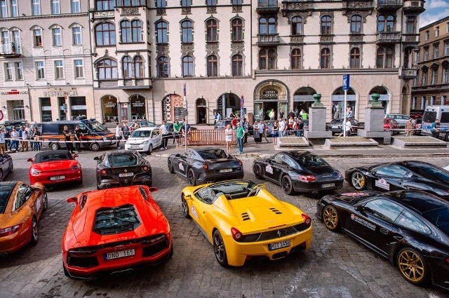 Gran Turismo Slovakia 2015: najdroższe samochody świata w Katowicach przed hotelem Mnopol