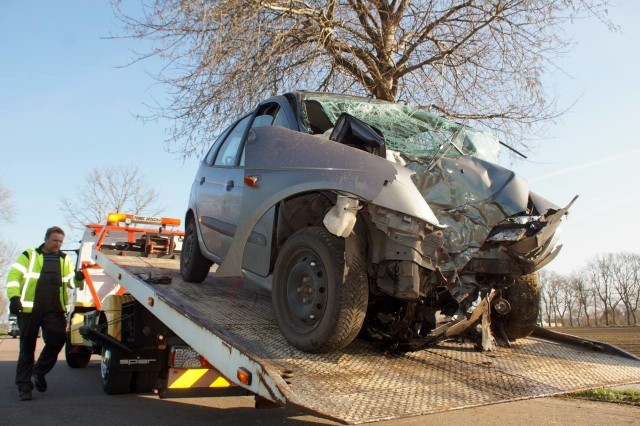 Do bardzo groźnego wypadku doszło w czwartek przed godz. 16. na drodze między Jezierzycami  a Bukówką. Kierujący osobowym renault zjechał na lewą stronę drogi i uderzył w przydrożne drzewo. Z bardzo licznymi złamaniami trafił do szpitala. Policja ustala przyczyny wypadku.