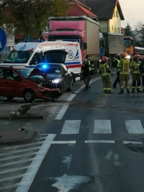 Siemiatycze. Wypadek na skrzyżowaniu 11-Listopada z Legionów Piłsudskiego. Ciężarówka zderzyła się z fiatem. Jedna osoba ranna (zdjęcia)