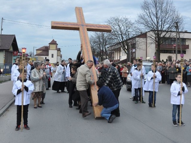 Droga Krzyżowa we wtorek przeszła ulicami Sędziszowa. Wierni nieśli na ramionach ogromny krzyż.