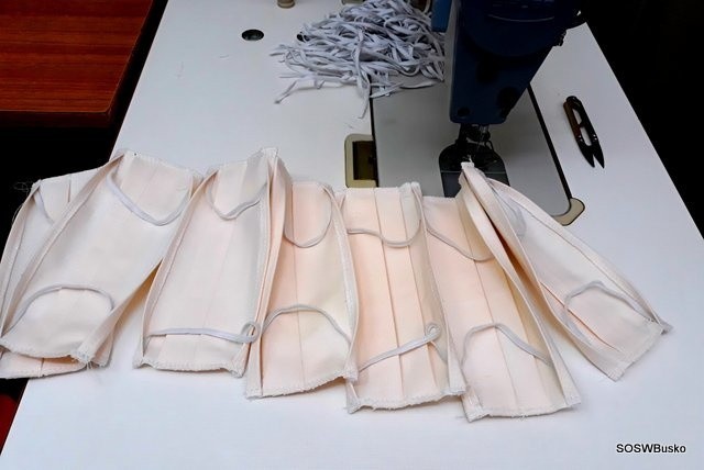 W Specjalnym Ośrodku Szkolno - Wychowawczym w Busku wyprodukowano maseczki i przyłbice przy pomocy drukarki 3D ZDJĘCIA