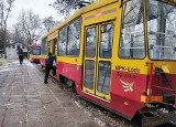 Kochanówka: Ludzie muszą wspinać się do tramwajów. Remont nie obejmuje przystanków!