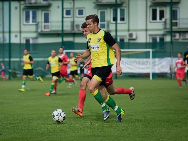 Cztery pierwsze mecze sezonu 2014/2015 piłkarze Siarki Tarnobrzeg (w żółtych koszulkach) mogą rozegrać na własnym boisku!