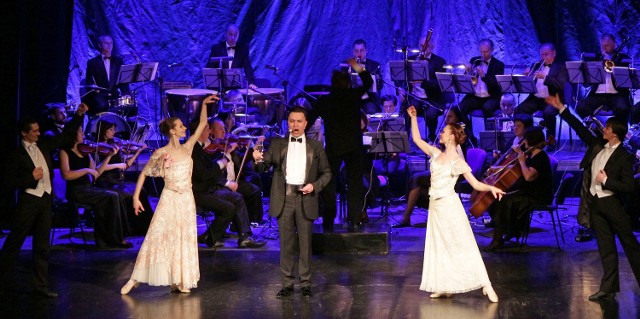 Śpiewa Petro Rodejko (baryton), solista Opery Lwowskiej, podczas koncertu "Viva Operetta" w Grudziądzu