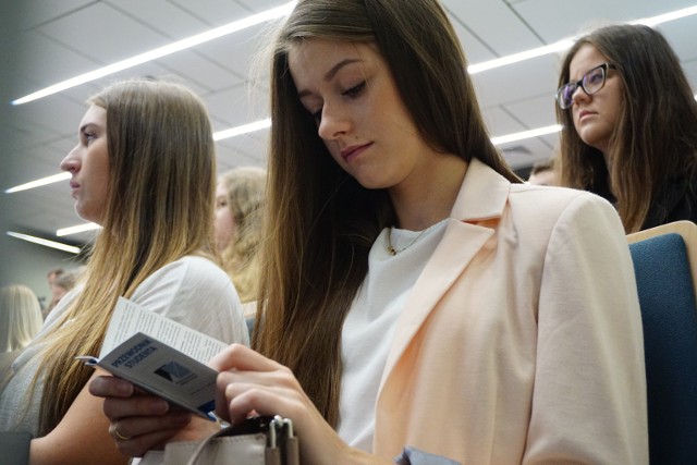 Pod koniec lat 90-tych prym wiodły marketing i zarządzanie. Na ten kierunek na wybranych uczelniach państwowych aż ponad 20 chętnych ubiegało się o jedno miejsce. Czasy się zmieniły. Piszemy, jakie obecnie kierunki są najmodniejsze. Przejdź do następnego zdjęcia >>>R. Petru: Najbardziej popularnym kierunkiem studiów jest bezrobocie - wypowiedź archiwalna z 2015 roku.